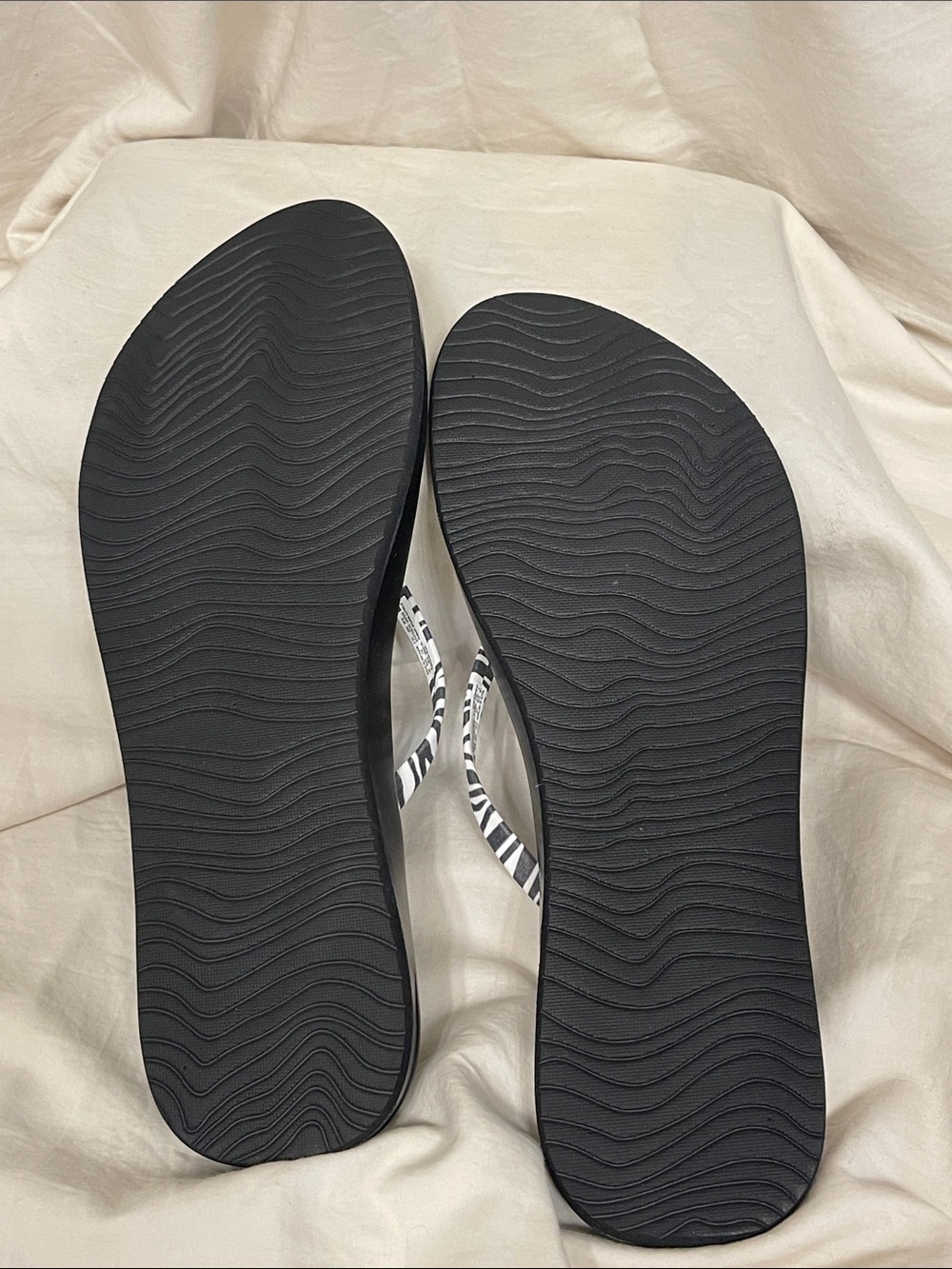 Reef Black Flip Flop Sandals with Zebra Strap - Picture 2 of 4